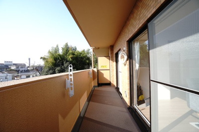 【バルコニー】 | 【上質リノベ】ライオンズヒルズ田方 | 【バルコニー】
リビング全面が接するワイドバルコニー。
前面の建物が邪魔することなくよく陽が当たり、お洗濯物もすぐ乾きそう！
この位の広さがあると、エアコン室外機を置いても十分なスペースを保てます。