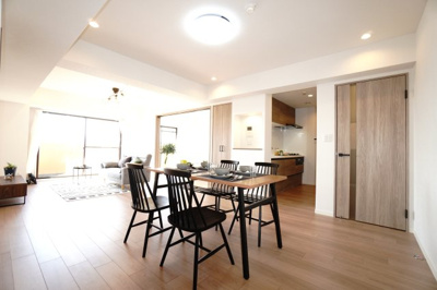 【居間・リビング】 | 【上質リノベ】ライオンズヒルズ田方 | 【約19.3帖LDK】
今回のリノベーションスタイルは「グレージュモダン」
シンプルで洗練された雰囲気を重視し
温かみとクールさを兼ね備えた空間を目指しました。
広すぎちゃって、家具の配置に迷います！