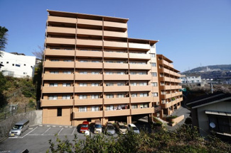 【外観】 | 【耐震性】
耐震性の高さを判断するポイントは、
建築確認申請日が1981年6月1日以降の
新耐震基準に適合しているかどうか。
震度６程度の大地震でも
建物が崩壊しないレベルが基準になりました。