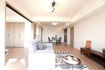 【居間・リビング】 | 【上質リノベ】ライオンズヒルズ田方 | 【約19.3帖LDK】
木材のナチュラルな色合いがアクセントとして使われ
柔らかい中間色であるグレージュが空間に落ち着きを与え
リラックスできる雰囲気に。
自然素材を使った家具やインテリアとも相性◎