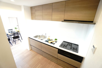 【キッチン】 | 【上質リノベ】ライオンズヒルズ田方 | ☆キッチンの特徴☆
・クリナップ社製
・アクリストンワークトップ
・浄水器一体型ハンドシャワー水栓
・一度に5人分食器洗い乾燥機は後付け可能
・フラットスリムレンジフード
・換気扇幕板が他の面材と同色