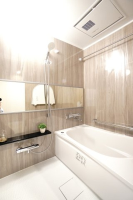 【浴室】 | 【上質リノベ】ライオンズヒルズ田方 | 【バスルーム】
TOTO社製RWシリーズは
「ゆるリラ浴槽」「カラリ床」で独自の技術によりバスタイムを
よりよく演出してくれます！
更に、浴室暖房乾燥機が標準設備！
お手入れが楽なシステムバスです。