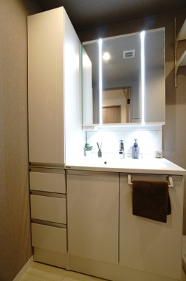 【独立洗面台】 | 【上質リノベ】ライオンズヒルズ田方 | 【コスメカウンター】
Panasonic社製！
「美ルックツインラインLED照明」は、
従来の照明より自然な肌の色に見える照明。
肌の色味を美しく引き立て、
洗面ボウルも広くメイクの時間をより素敵に。