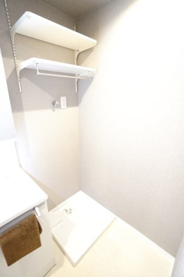 【独立洗面台】 | 【上質リノベ】ライオンズヒルズ田方 | 【パウダールーム】
嬉しい、タオル掛け付きの2段可動式のリネンラック。
しかも装着が楽なワンタッチ式の給水栓！
洗濯機置場はドラム式の洗濯機も入るサイズですが、
お手持ちのサイズが入るか要確認です！