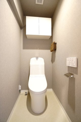 【トイレ】 | 【上質リノベ】ライオンズヒルズ田方 | 【レストルーム】
TOTO社製！きれいをまもるせいけつトイレ！
お掃除はサッとひとふきで完了！
少ない水で、汚れをしっかり洗い流します。
手洗い機能付きなので、もしもの時も慌てない！
キャビネット付！