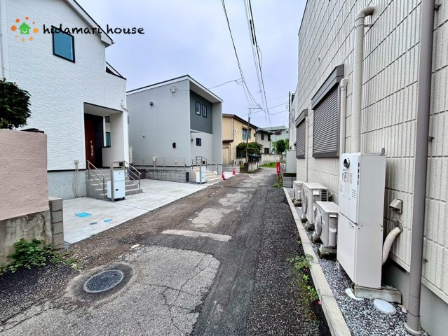 上尾市柏座1丁目第1期　新築戸建　リナージュ01の前面道路含む現地写真