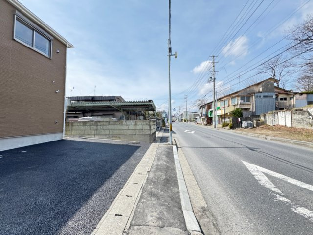クレイドルガーデン八戸柏崎第５　1号棟の前面道路含む現地写真