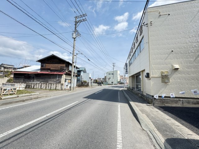 クレイドルガーデン八戸柏崎第５　1号棟の前面道路含む現地写真