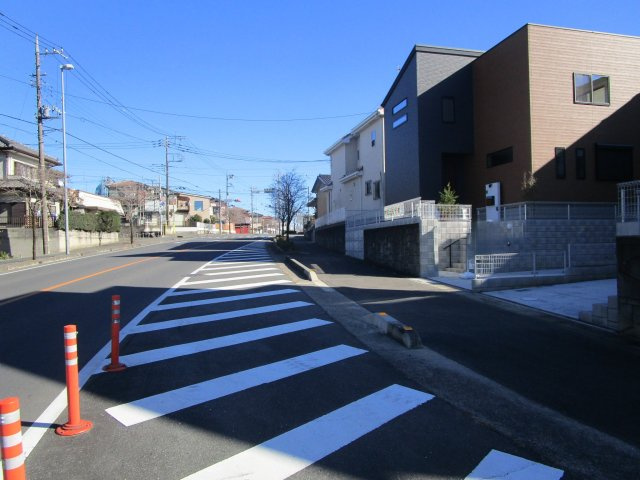 桶川市上日出谷南　新築戸建ての前面道路含む現地写真