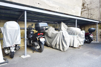 【駐車場】 | バイク置き場。空き区画の有無や駐輪料金、サイズおよび排気量規定などについては、改めてお問い合わせください。～即日のご見学可能～　お問合せはお気軽にどうぞ。
