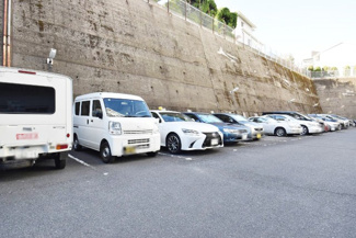 【駐車場】 | マンションの駐車場スペース。空きの有無や駐車料金、サイズ規定などについては、改めてお問い合わせください。～即日のご見学可能～　お問合せはお気軽にどうぞ。