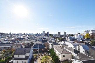 【展望】 | 眼前に広がる空の雄大さと、このお部屋の自慢の一つである「眺望」をご覧ください。毎日、この景色を独り占めできる新生活に夢が広がります。～即日のご見学可能～　お問合せはお気軽にどうぞ。
