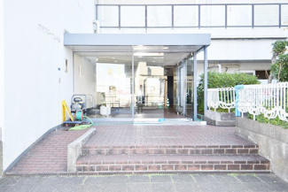 【エントランス】 | お客様を、そして住人を出迎えてくれるマンションのエントランス。ゴミが落ちていないことからも、管理状態の良さや住民の節度の高さが見て取れます。～即日のご見学可能～　お問合せはお気軽にどうぞ。
