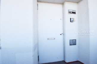 【その他共用部分】 | 皆様をお迎えする、お部屋の玄関ドア。開けやすさや開放角度、ドアノブの操作しやすさや鍵の形状などを、現地で一度ご確認ください。～即日のご見学可能～　お問合せはお気軽にどうぞ。