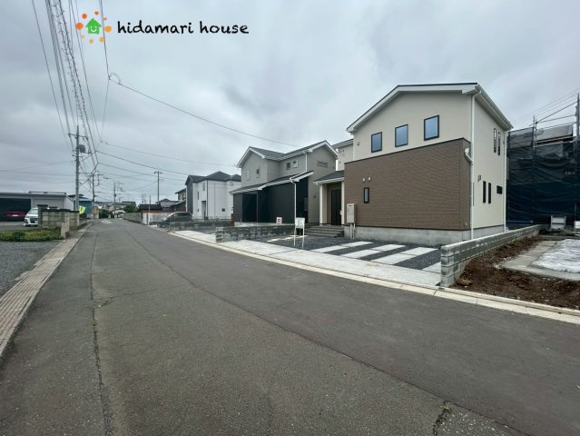 川島町下伊草　中古戸建　いろどりアイタウン　02の前面道路含む現地写真