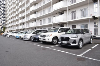 【駐車場】 | マンションの駐車場スペース。空きの有無や駐車料金、サイズ規定などについては、改めてお問い合わせください。～即日のご見学可能～　お問合せはお気軽にどうぞ。
