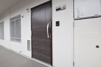【その他共用部分】 | ダブルロック式の玄関ドアが皆様をお出迎え。お部屋のセキュリティの観点からも、うれしい設備ですね。玄関の色もシックで良い感じです。～即日のご見学可能～　お問合せはお気軽にどうぞ。