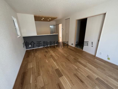 【居間・リビング】 | 神戸市西区北別府5丁目　新築戸建2号棟　仲介手数料無料！ | ゆったりとしたリビングです