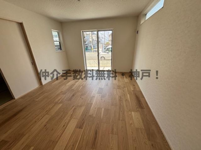 【居間・リビング】 | 神戸市西区北別府5丁目　新築戸建2号棟　仲介手数料無料！ | ゆったり過ごせるリビングです