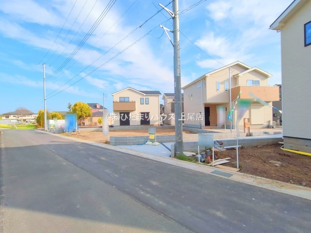 川島町下伊草　新築戸建　いろどりタウン05の前面道路含む現地写真