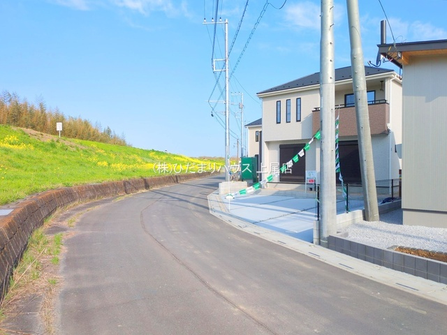 川島町下伊草　新築戸建　いろどりアイタウン　07の前面道路含む現地写真