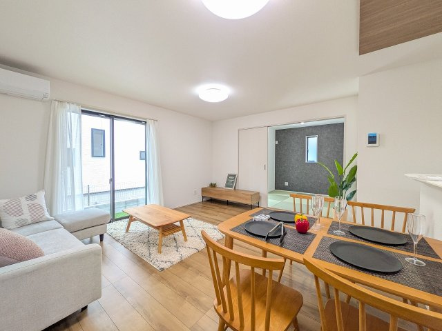 八王子市　石川町　新築一戸建て　６期の居間・リビング|～16.0帖の明るいLDKで、家族団欒の時間をお過ごしいただけます～