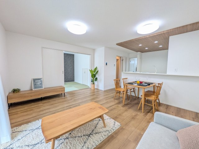 八王子市　石川町　新築一戸建て　６期の居間・リビング|～16.0帖の明るいLDKで、家族団欒の時間をお過ごしいただけます～