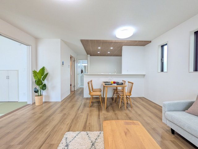 八王子市　石川町　新築一戸建て　６期の内装|～キッチン部分が下がり天井になっており、オシャレな空間を演出～