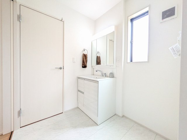 八王子市　石川町　新築一戸建て　６期の脱衣所|～窓付きで明るい洗面所　換気もしやすいです～