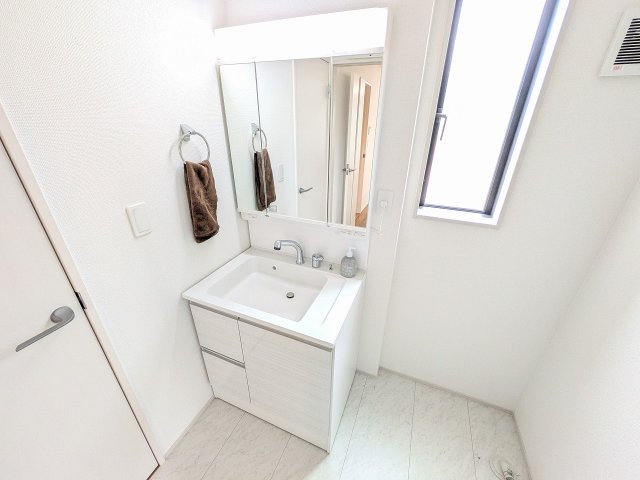 八王子市　石川町　新築一戸建て　６期の独立洗面台|～３面鏡付きの独立洗面台　細々している物をスッキリ収納出来ます～