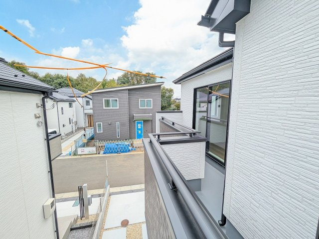 八王子市　石川町　新築一戸建て　６期のバルコニー|～2部屋から出入り可能なバルコニー～