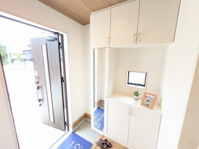 八王子市　石川町　新築一戸建て　６期の玄関|～大容量収納可能、コの字型のシューズボックス～