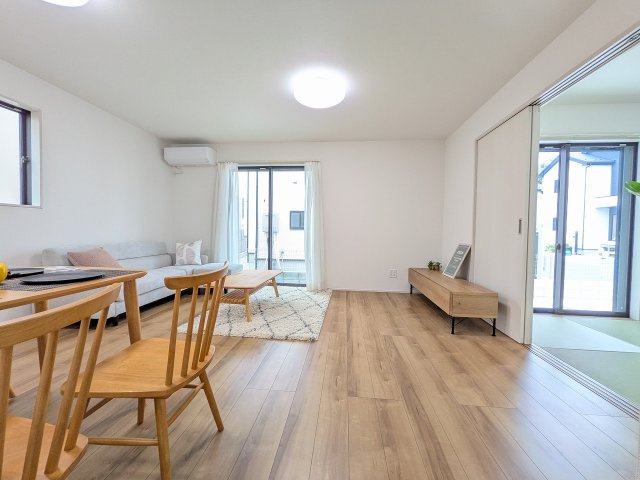 八王子市　石川町　新築一戸建て　６期の居間・リビング|～16.0帖の明るいLDKで、家族団欒の時間をお過ごしいただけます～