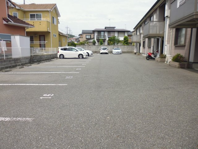 ラフィーネ二ツ屋の駐車場