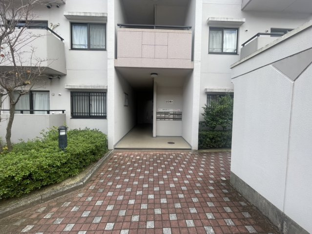 ひらかた北山アミスタ6号棟のエントランス|■物件内覧・資金計画相談・住宅ローン相談、リフォーム相談、お問合せ受付中■
※当日・翌日のご内覧、ご相談はお電話でのお問合せがスムーズです！