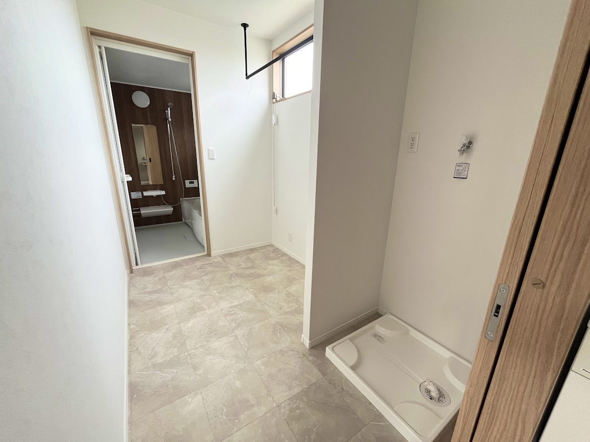 売新築戸建　中央区小沢渡町の脱衣所|脱衣所も余裕のある空間です〇