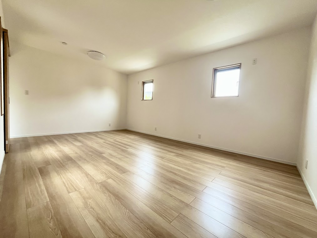 売新築戸建　中央区小沢渡町の洋室|日光が差し込みます