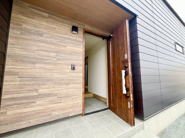 売新築戸建　中央区小沢渡町の玄関|あたたかみのあるデザインです