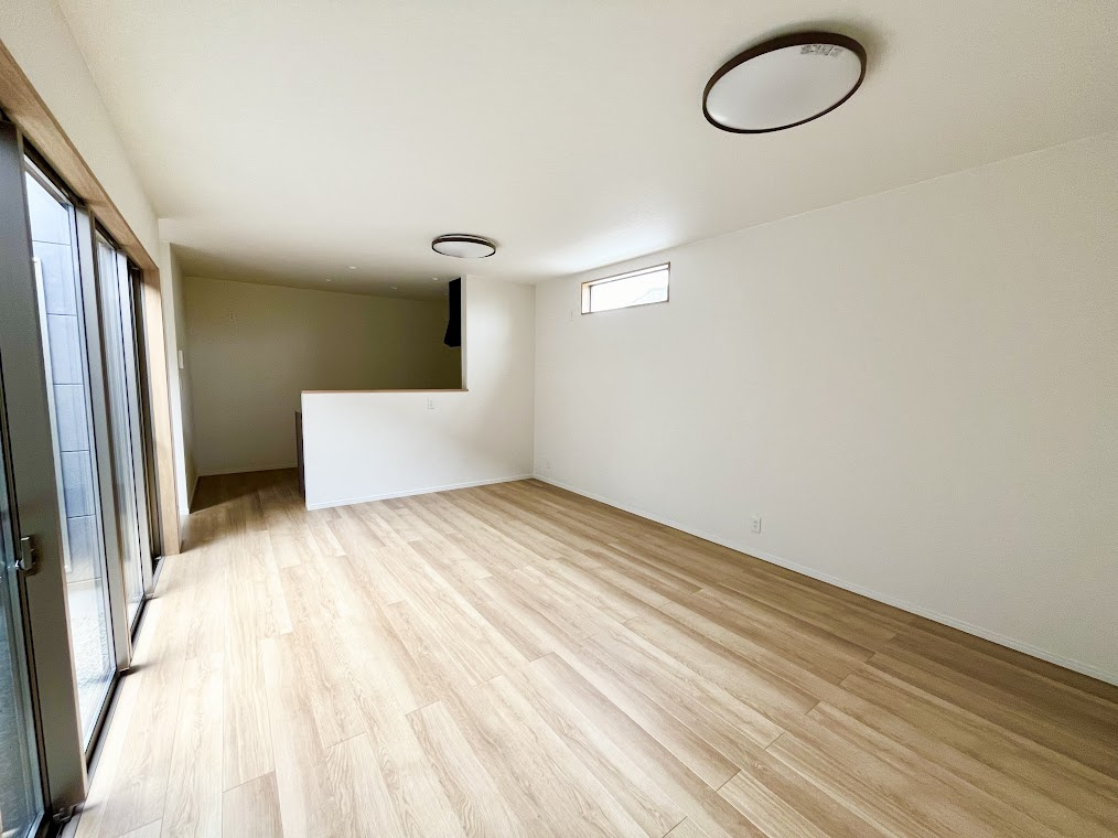 売新築戸建　中央区小沢渡町の居間・リビング|広々としたリビング～