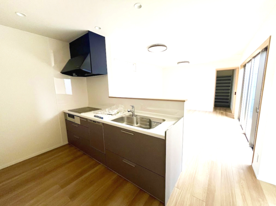 売新築戸建　中央区小沢渡町のキッチン|キッチンからはリビングを見渡せます！！