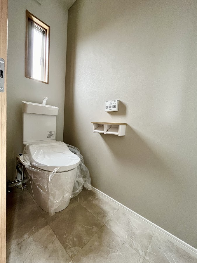 売新築戸建　中央区小沢渡町のトイレ|窓もあるので換気もバッチリ♪