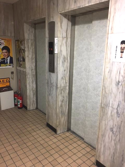 白王ビルのロビー