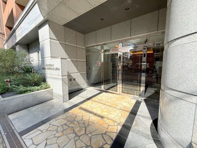 日大ロイヤル西中島のエントランス