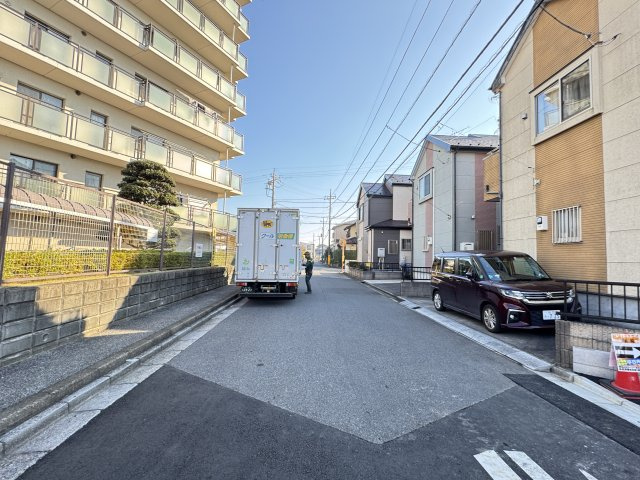 柏市塚崎１丁目新築戸建【大津ヶ丘第二小学校：5分】の前面道路含む現地写真|北側前面道路・幅員約6ｍ