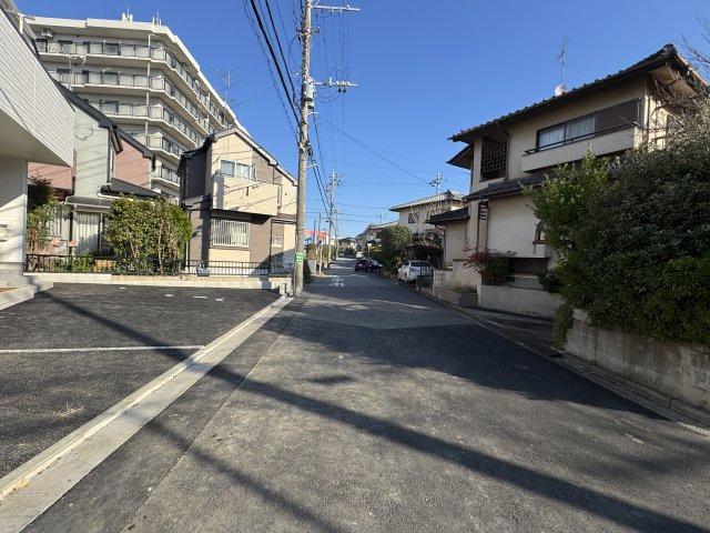 柏市塚崎１丁目新築戸建【大津ヶ丘第二小学校：5分】の前面道路含む現地写真|東側前面道路・幅員約6ｍ