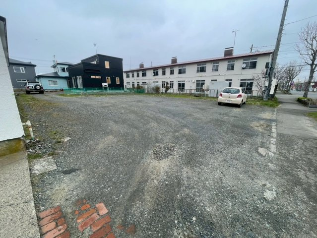 川端町貸倉庫事務所の駐車場