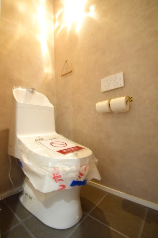 南沢2条2丁目[新築]のトイレ|必須の温水洗浄付き便座◎トイレ2ヶ所あり！