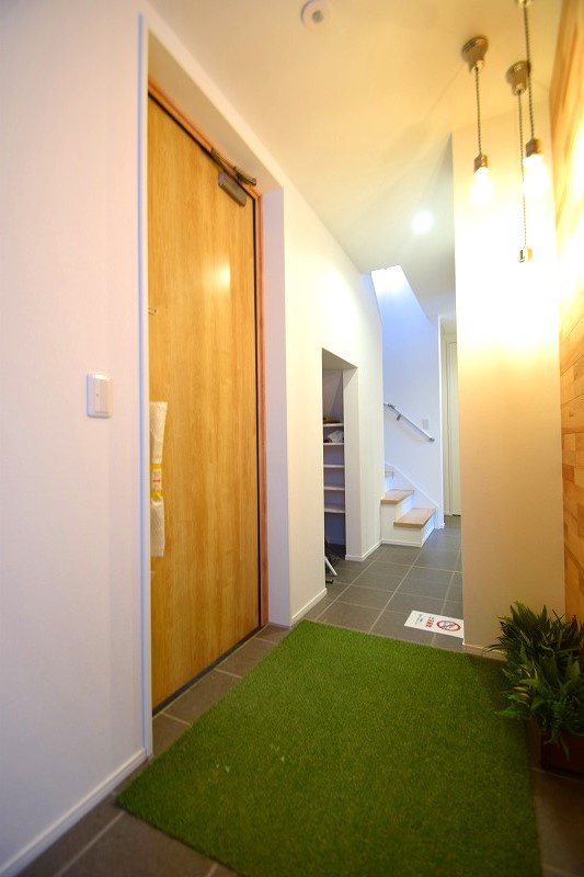 南沢2条2丁目[新築]の玄関|木の暖かみを感じる玄関！