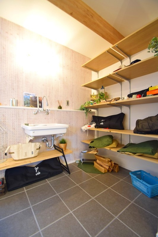 南沢2条2丁目[新築]の玄関|魅せる収納棚付きのアトリエスペース！