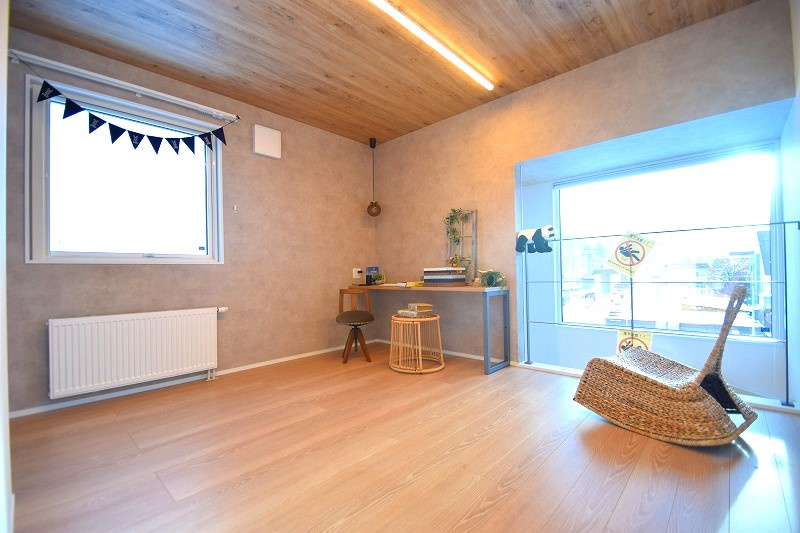 南沢2条2丁目[新築]の内装|2階ホール部分！明るく暖かい陽が差し込みます◎